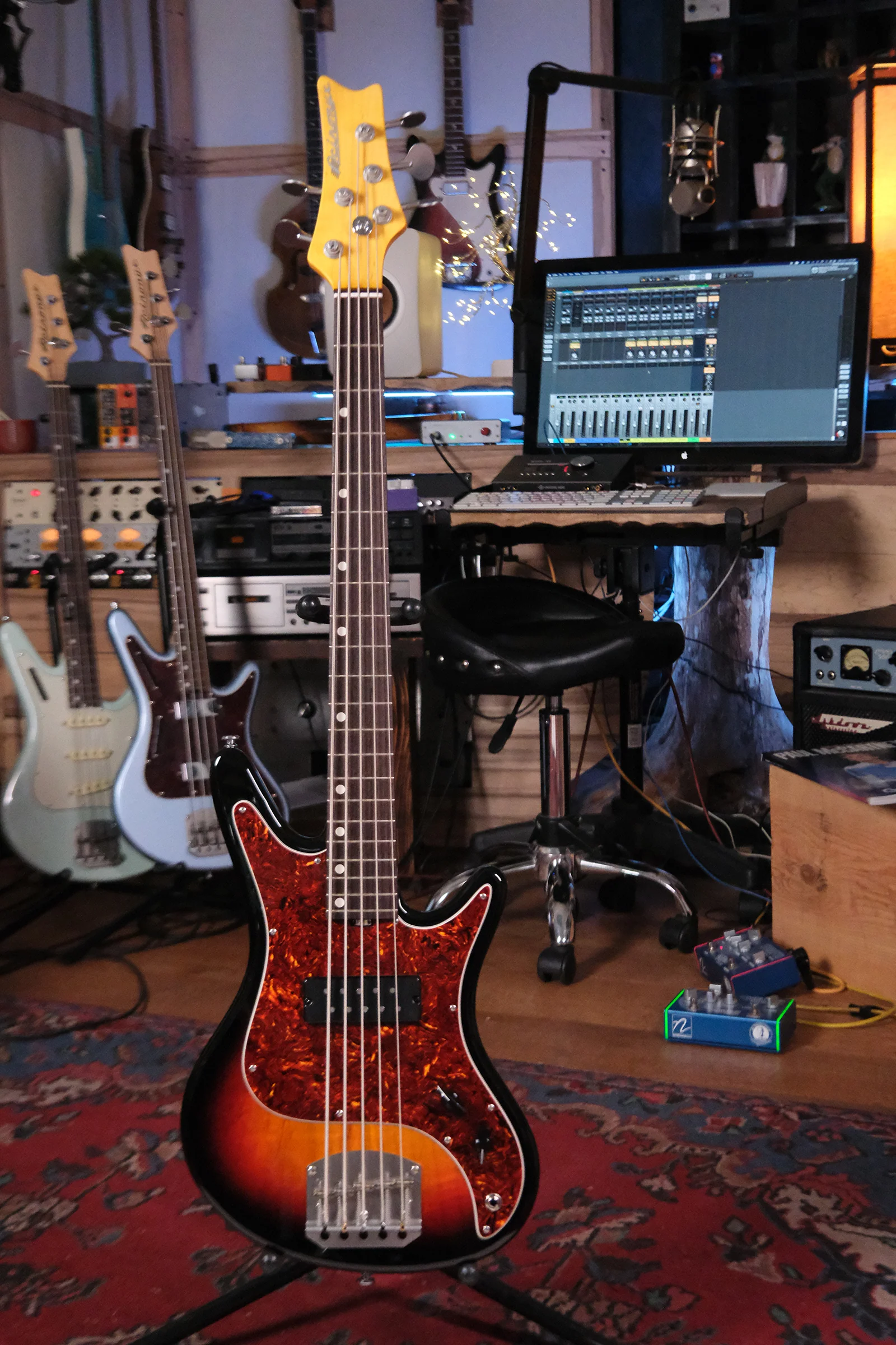Acinonyx V Short Scale Bass Guitar - Faded 3-Tone Sunburst - Image 2