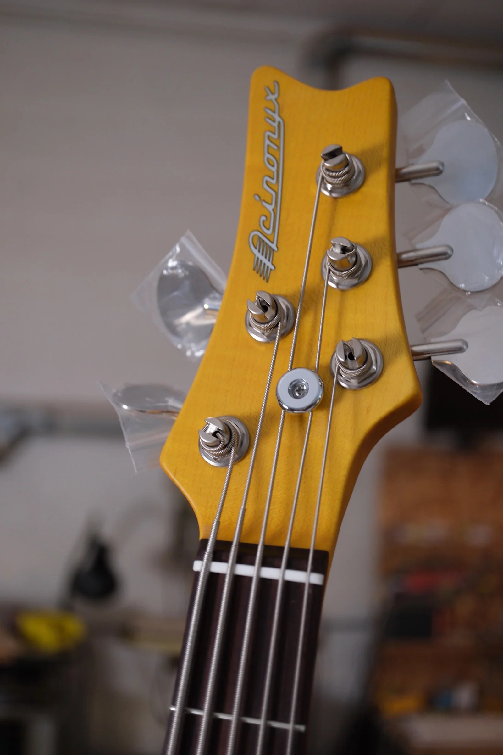 Acinonyx V Short Scale Bass Guitar - Black - Image 4