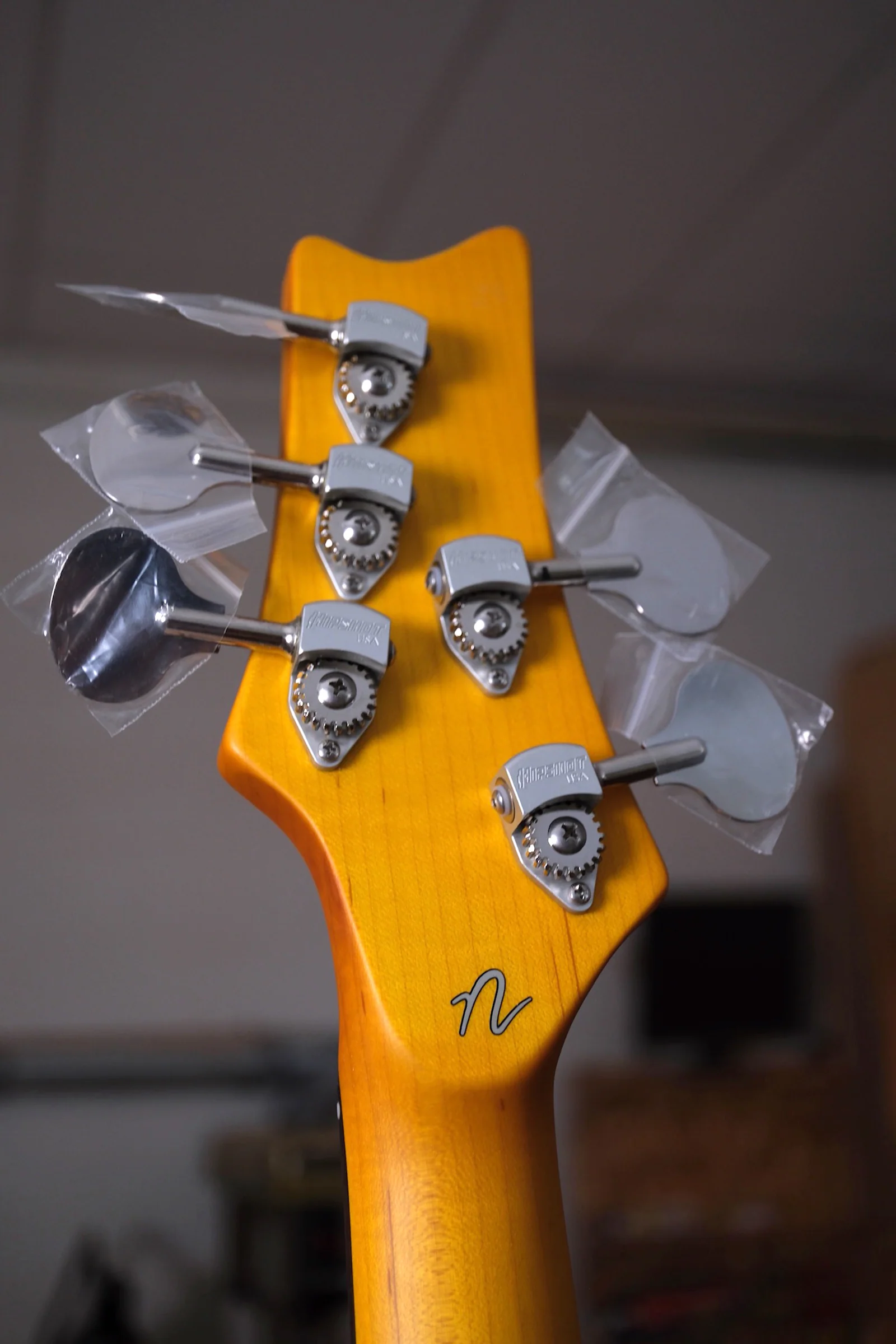 Acinonyx V Short Scale Bass Guitar - Inca Silver - Image 6