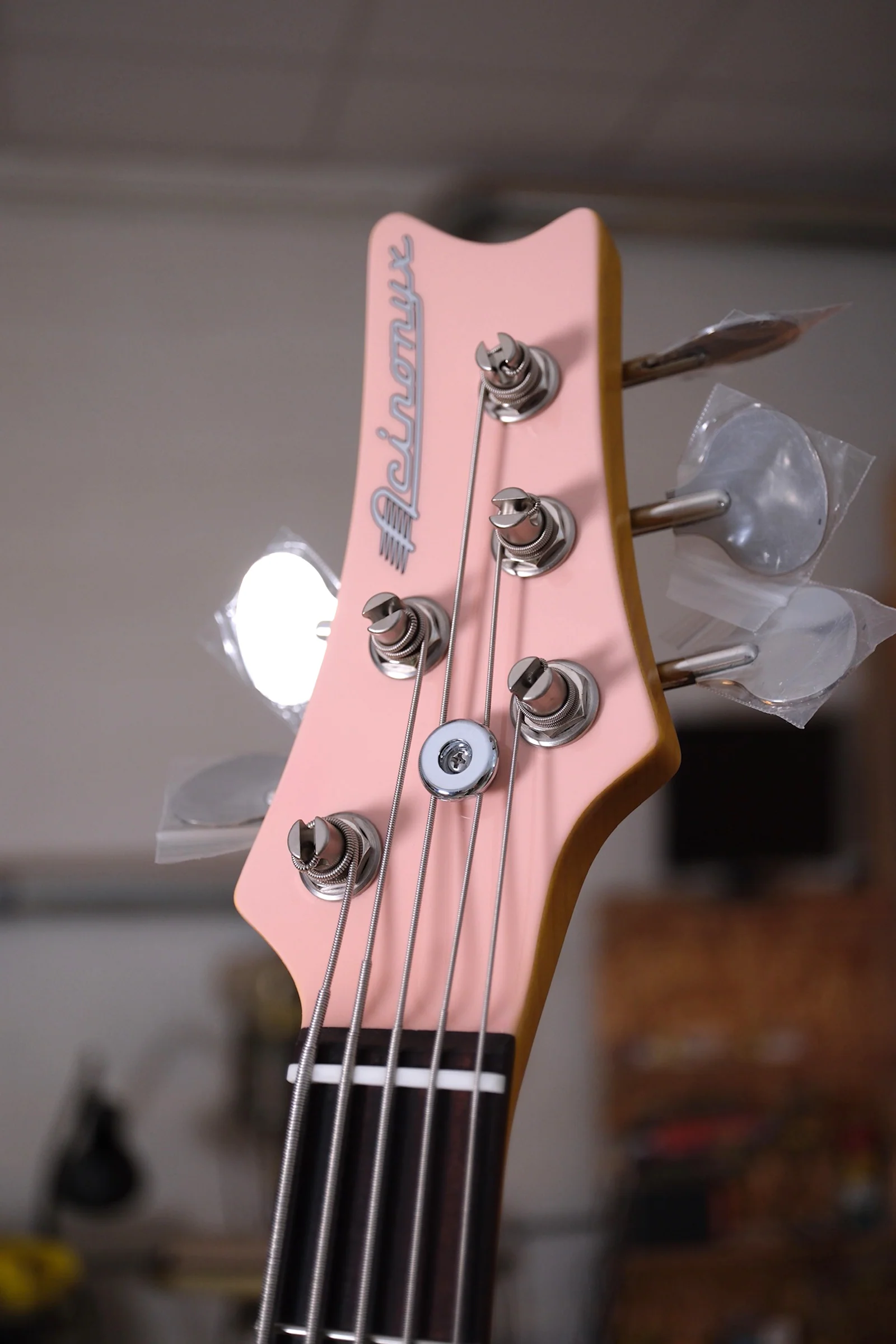 Acinonyx V Short Scale Bass Guitar - Shell Pink - Image 4